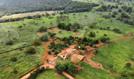 Fazenda à venda no Município Morada Nova de Minas - MG. 80 alqueires. Área plana. Solo de cultura. Toda aberta. 60 hectares em pastagem recém formada em Braquiiarão.